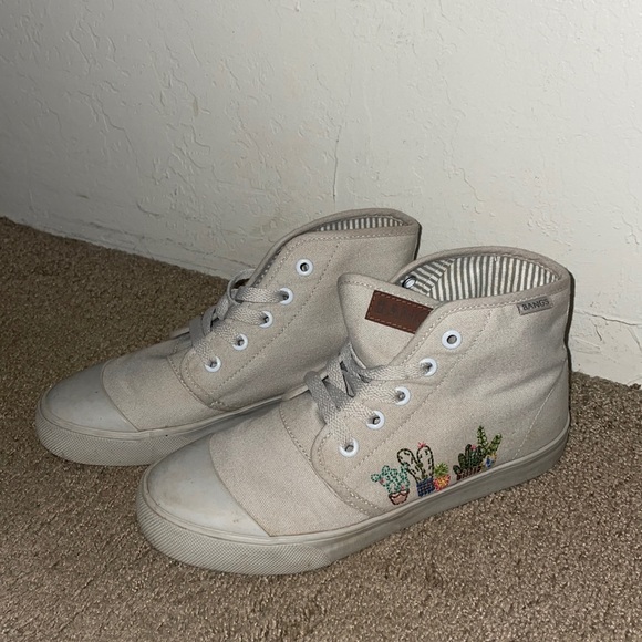Light grey high top Bangs shoes. Succulent embroidery on the side. - Picture 1 of 4
